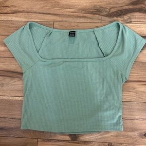 Short sleeved crop top